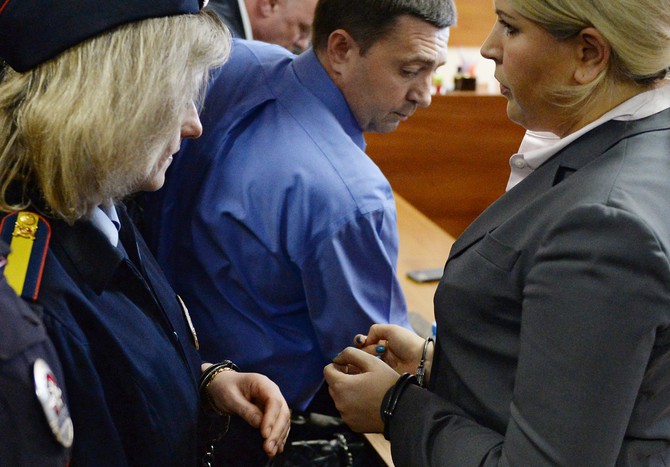 Сотрудники правоохранительных органов берут под&nbsp;стражу бывшую главу департамента имущественных отношений Министерства обороны России Евгению Васильеву (справа) в&nbsp;Пресненском суде Москвы. Пресненский суд Москвы в&nbsp;пятницу назначил фигурантке дела о&nbsp;коррупции в&nbsp;Минобороны РФ Евгении Васильевой пять лет реального заключения