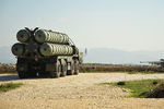 Зенитно-ракетный комплекс С-400 во время заступления на боевое дежурство на российской авиабазе Хмеймим для обеспечения безопасности полетов российской авиагруппы в Сирии
