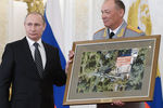 Владимир Путин и начальник штаба — первый заместитель командующего войсками Центрального военного округа генерал-полковник Александр Дворников (слева направо), награжденный медалью «Золотая звезда Героя России», в Кремле на церемонии вручения государственных наград военнослужащим и специалистам военно-промышленного комплекса, отличившимся в ходе выполнения специальных задач в Сирии