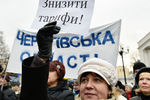 Участники митинга против высоких тарифов и за повышение зарплат педагогам у здания Верховной рады в Киеве