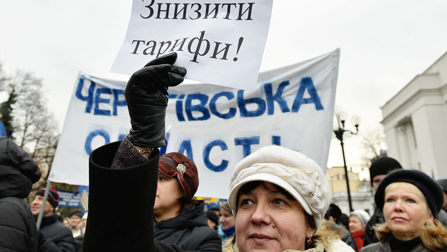 Участники митинга против высоких тарифов и за повышение зарплат педагогам у здания Верховной рады в Киеве