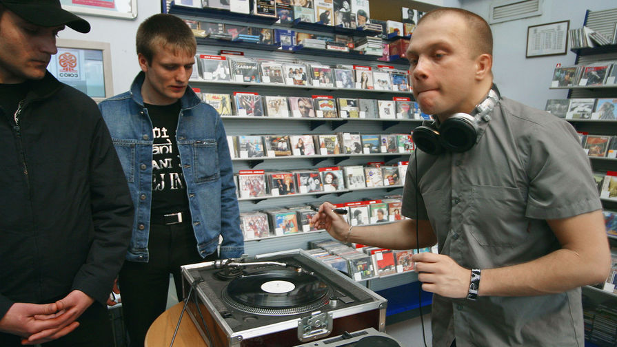 2004 год. DJ Грув во время презентации своего альбома «Служебный роман»
