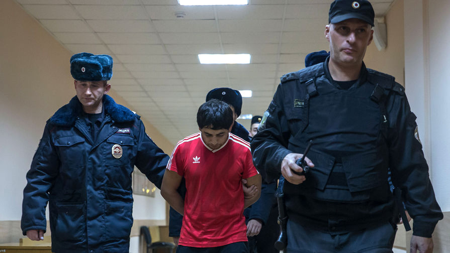 Один из фигурантов дела о «банде ГТА» Абдумуким Мамадчонов в Коптевском районном суде Москвы, ноябрь 2014 года
