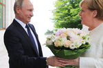Президент России Владимир Путин и федеральный канцлер ФРГ Ангела Меркель во время встречи в Сочи, 18 мая 2018 года