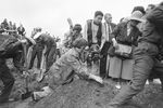 Сахалинская область. Невельск. На месте захоронения останков южнокорейского «Боинга», поднятых со дна Татарского пролива. По просьбе родственников погибших могильник был частично вскрыт, 3 сентября 1993 года