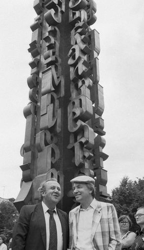 Авторы памятника-монумента «Дружба навеки» — скульптор Зураб Церетели (слева) и поэт Андрей Вознесенский (справа), 1983 год