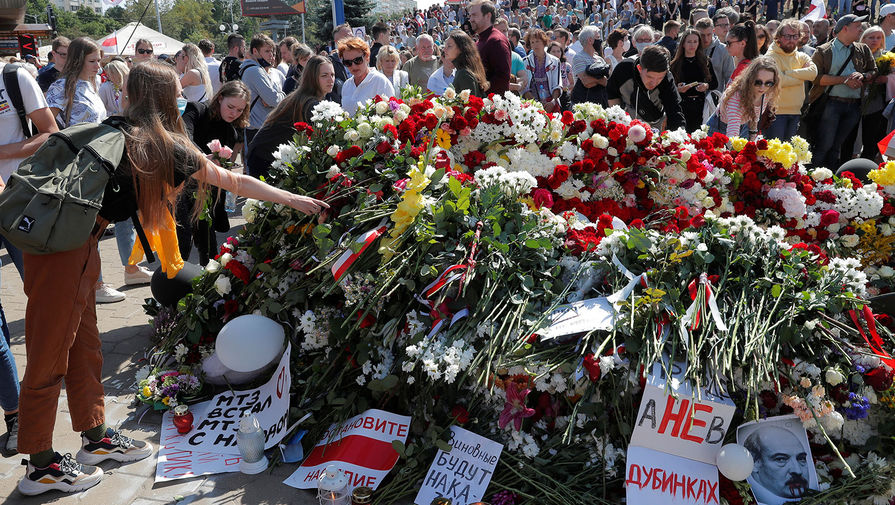 Люди отдают дань памяти погибшему в ходе протестов Александру Тарайковскому, Минск, 15 августа 2020 года