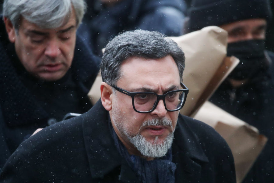 Поэт Александр Лебедев-старший у&nbsp;здания театрально-концертного музыкального объединения &laquo;Градский Холл&raquo; в&nbsp;Москве во время церемонии прощания с&nbsp;народным артистом России, певцом Александром Градским, 1&nbsp;декабря 2021&nbsp;года 