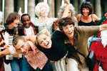 <b>«Прогулка» (2003)</b><br>
Мелодрама Алексея Учителя «Прогулка» рассказывает о любовном треугольнике. С Олей (Ирина Пегова) знакомится Леша (Павел Баршак), они гуляют по улицам Петербурга, и по приглашению Леши к паре присоединяется его друг Петр (Евгений Цыганов). Олю романтичный и открытый Леша представляет другу как свою девушку, однако вскоре она переключает внимание на немногословного Петра.
