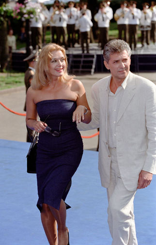 С&nbsp;1995-го Ирина Алферова состоит в&nbsp;браке с&nbsp;актером Сергеем Мартыновым. Они познакомились на&nbsp;съемках фильма «Звезда шерифа». На&nbsp;фото: супруги на&nbsp;ХХIII Московском международном кинофестивале, 2001&nbsp;год