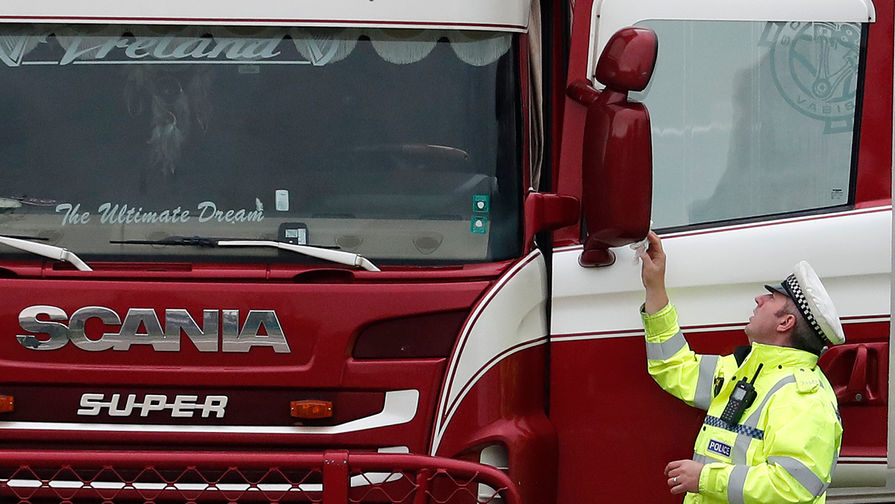 На&nbsp;месте обнаружения грузовика с&nbsp;39 телами в&nbsp;Великобритании, 23 октября 2019 года