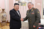 Глава Минобороны России Сергей Шойгу и лидер КНДР Ким Чен Ын во время совместной встречи в Пхеньяне, 26 июля 2023 года