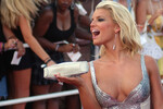 В 2004 году Джессика Симпсон выпустила собственную косметическую линию Jessica Simpson Dessert Beauty. Все продукты в линейке были съедобны. <br>
На фото: Джессика Симпсон не церемонии вручения наград MTV Video Music Awards в Майами, 2004 год 
