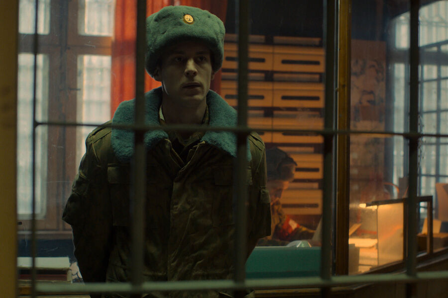 <b>“Аутсорс” (2025)</b>
<br><br>
Один из лучших сериалов этого года – и, возможно, самая сильная роль Янковского. На дворе 1996-й, где-то на Камчатке сотрудники тюрьмы надзирают за приговоренными к смертной казни и не задаются вопросами о своей работе — пока в учреждении не появляется Костя Волков (Иван Янковский), тоже немного персонаж Достоевского.