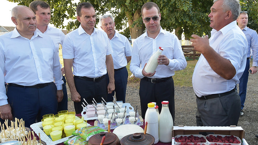 Дмитрий Медведев во время осмотра образцов готовой продукции на сельскохозяйственном предприятии в Краснодарском крае