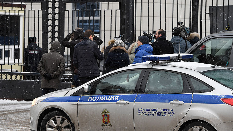 Журналисты у здания Следственного комитета России