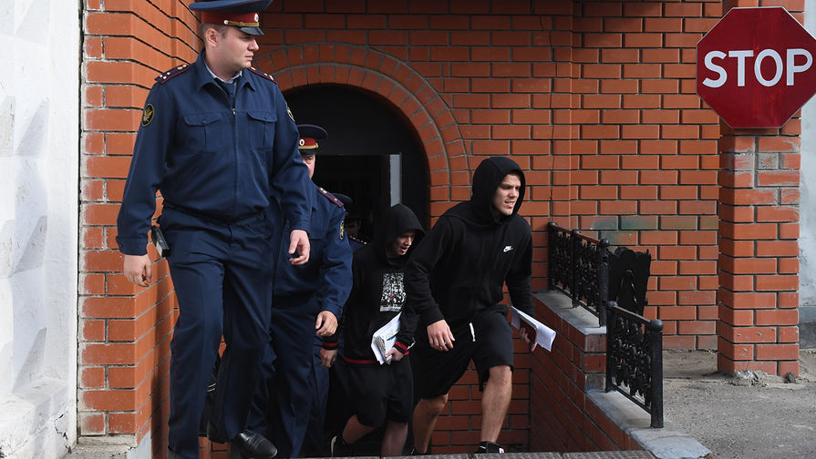 Братья Кирилл и Александр Кокорины у КПП исправительной колонии №4 города Алексеевка Белгородской области после освобождения, 17 сентября 2019 года