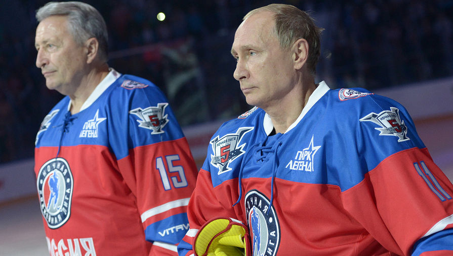 Владимир Путин во время хоккейного матча Ночной хоккейной лиги в Большом Ледовом дворце
