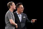 Основатель Facebook (владелец компания Meta признана в России экстремистской и запрещена) Марк Цукерберг и глава направления мобильных коммуникаций компании Samsung господин Кох