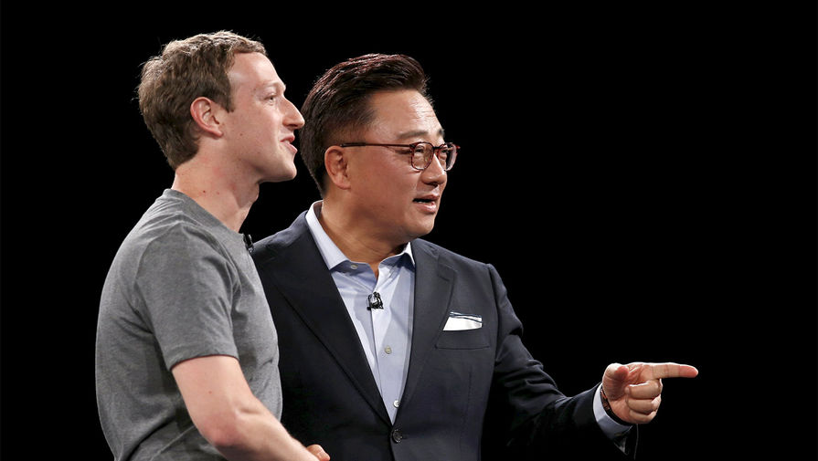 Основатель Facebook (владелец компания Meta признана в России экстремистской и запрещена) Марк Цукерберг и глава направления мобильных коммуникаций компании Samsung господин Кох
