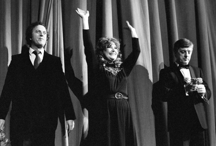 Поэт-песенник Илья Резник, певица Алла Пугачева и композитор Раймонд Паулс во время творческого вечера Паулса в&nbsp;театре Эстрады, 1982&nbsp;год