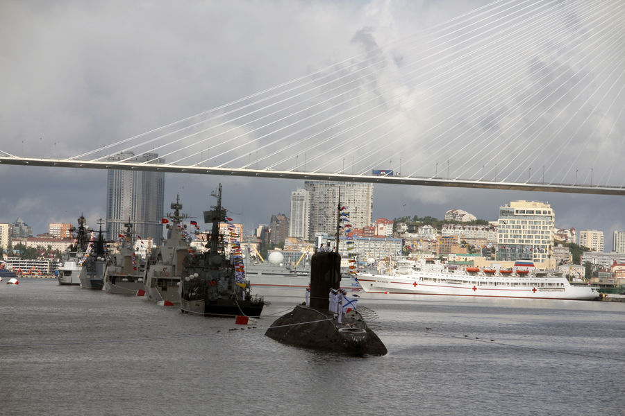 Корабли на&nbsp;параде в&nbsp;честь Дня Военно-морского флота в&nbsp;бухте Золотой Рог во Владивостоке, 25&nbsp;июля 2021&nbsp;года