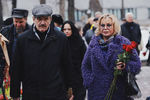 Актеры Александр Павлов и Ольга Богданова перед началом церемонии прощания с актером Сергеем Юрским у Театра имени Моссовета, 11 февраля 2019 года