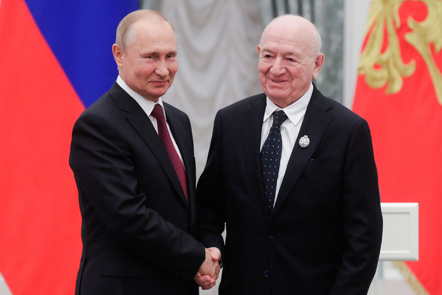 Президент России Владимир Путин и первый вице-президент РФС Никита Симонян (слева направо), получивший почетное звание &laquo;Заслуженный работник физической культуры РФ&raquo;, на&nbsp;церемонии вручения государственных наград РФ в&nbsp;Кремле, 2019&nbsp;год 