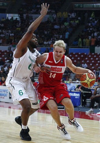 Антон Понкрашов против Ике Диогу во время прохода под&nbsp;кольцом