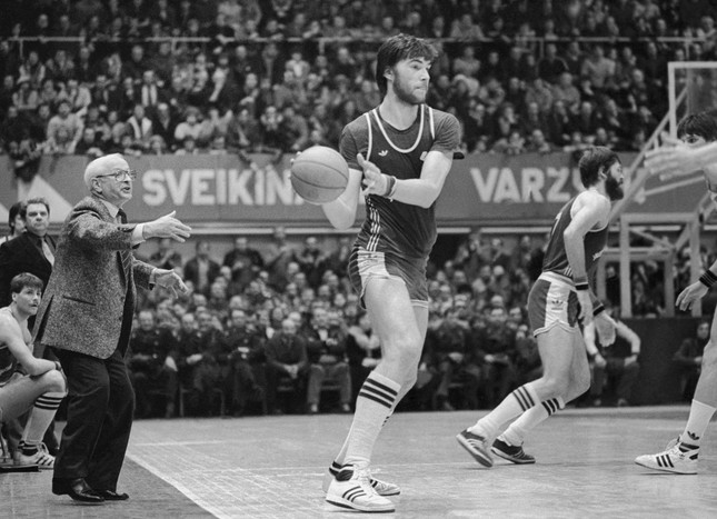 1985&nbsp;год. Арвидас Сабонис, выступающий за&nbsp;каунасский &laquo;Жальгирис&raquo;, атакует кольцо ЦСКА 