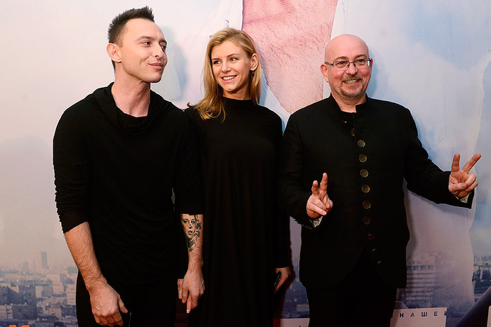 Солист группы «Звери» Рома Зверь (слева) и режиссер Александр Войтинский на премьере фильма «Призрак» в кинотеатре «Октябрь» в Москве