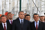 Полномочный представитель президента РФ в Крымском федеральном округе Олег Белавенцев, глава Крыма Сергей Аксенов и губернатор Севастополя Сергей Меняйло (слева направо на первом плане) во время запуска четвертой нитки энергомоста в Крым с территории Краснодарского края — Тамань — Камыш-Бурун
