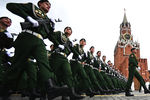 Курсанты Московского высшего военного командного училища на Красной площади в Москве перед началом военного парада в честь 76-й годовщины Победы в Великой Отечественной войне, 9 мая 2021 года