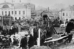 Рабочие лесопильного завода №1 имени Ильича трудятся на субботнике по строительству метро в районе Волхонки, 1936 год