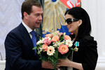 Президент РФ Дмитрий Медведев и певица Диана Гурцкая, награжденная Орденом Дружбы, на церемонии вручения государственных наград в Екатерининском зале Кремля, 2011 год
