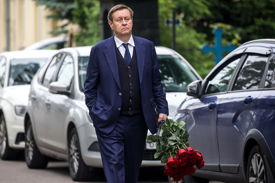 Уполномоченный по&nbsp;защите прав предпринимателей в&nbsp;Санкт-Петербурге Валерий Калугин перед&nbsp;началом церемонии захоронения бывшего министра транспорта РФ Романа Старовойта, которое состоится на&nbsp;Смоленском кладбище в&nbsp;Санкт-Петербурге, 11&nbsp;июля 2025&nbsp;года