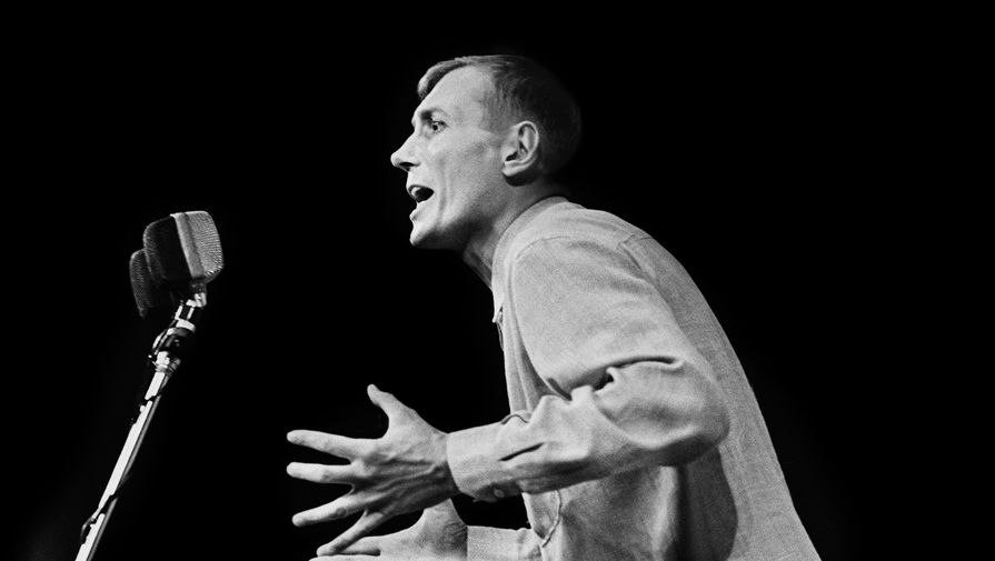 Советский, российский поэт, прозаик, Евгений Евтушенко, 1964 год