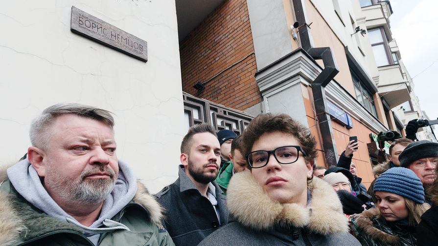 Сын Бориса Немцова Антон во время церемонии открытия мемориальной таблички на доме на Малой Ордынке, где жил политик, 16 марта 2018 года