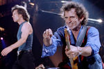 Гитарист The Rolling Stones Кит Ричардс во время концерта в Вашингтоне, 1994 год