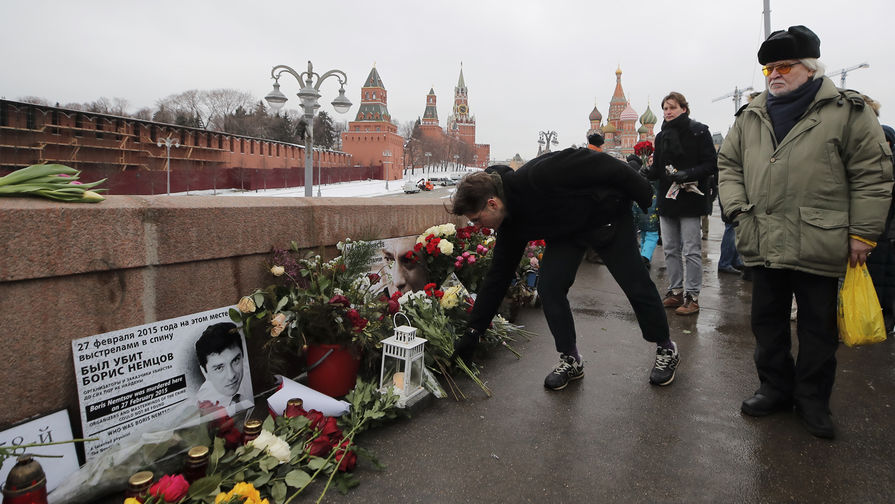 Цветы на месте убийства Бориса Немцова на Большом Москворецком мосту в Москве, 24 февраля 2019 года