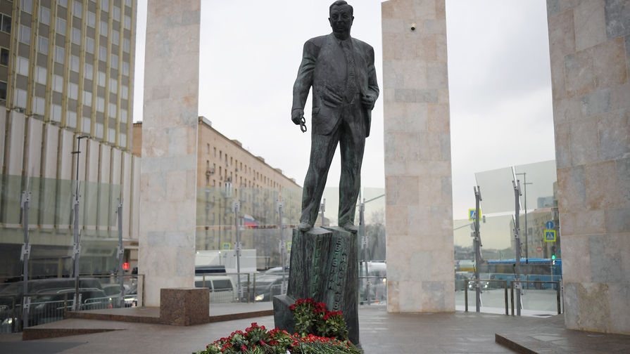 Памятник государственному деятелю, политику Евгению Примакову в сквере напротив здания Министерства иностранных дел РФ в Москве, 2019 год