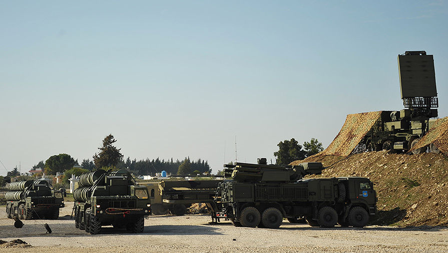 Зенитно-ракетный комплекс С-400 во время заступления на&nbsp;боевое дежурство на&nbsp;российской авиабазе Хмеймим для&nbsp;обеспечения безопасности полетов российской авиагруппы в&nbsp;Сирии