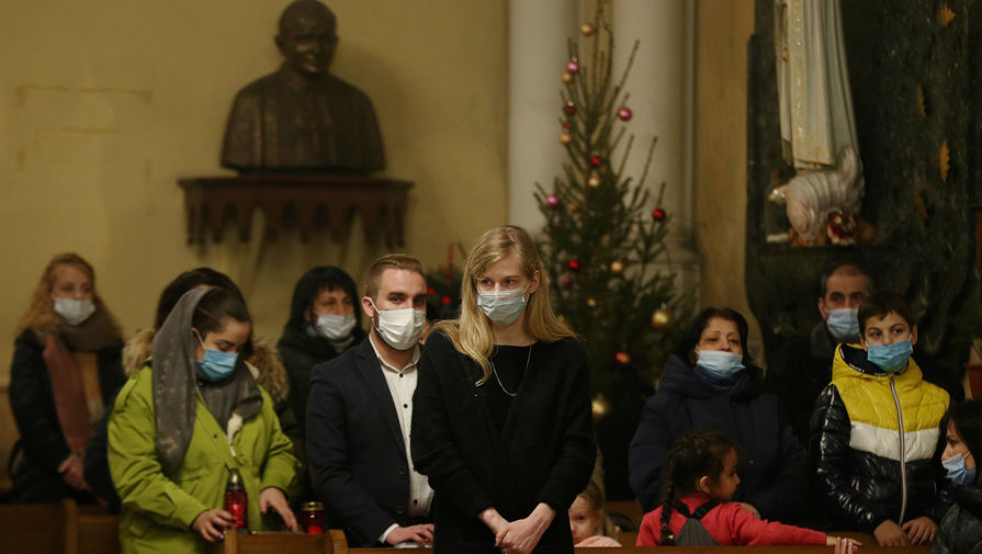 Прихожане во время Рождественской мессы в&nbsp;Римско-католическом кафедральном соборе Непорочного Зачатия Пресвятой Девы Марии в&nbsp;Москве, 24 декабря 2020 года