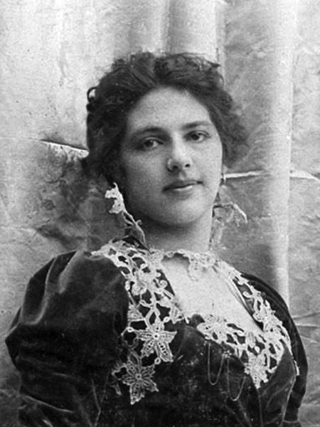 Сын Маты Хари умер в&nbsp;детстве, а в&nbsp;1903 году, когда был оформлен развод с&nbsp;Рудольфом МакЛеодом, он лишил супругу права воспитывать дочь. Она тоже рано скончалась &mdash; в&nbsp;21 год
<br><br>На фото: Маргарета МакЛеод-Зелле (Мата Хари) примерно в&nbsp;1900-м году