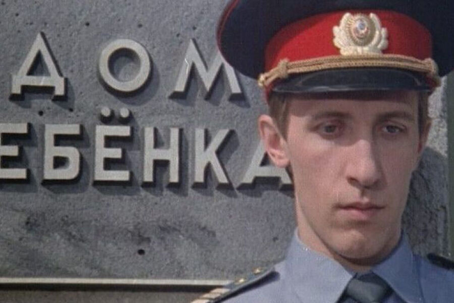 Николай Шатохин в&nbsp;кадре из&nbsp;фильма Киры Муратовой &laquo;Чувствительный милиционер&raquo; (1992)