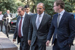 Министр иностранных дел России Сергей Лавров и заместитель главного редактора агентства «Россия Сегодня» Олег Осипов перед церемонией открытия редакционного центра Sputnik Кыргызстан в Бишкеке, 2016 год