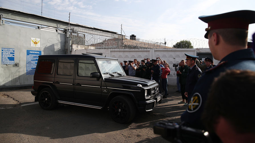 Автомобиль с отчимом Александра Кокорина Кириллом Логиновым около КПП исправительной колонии №4 города Алексеевка Белгородской области, 17 сентября 2019 года