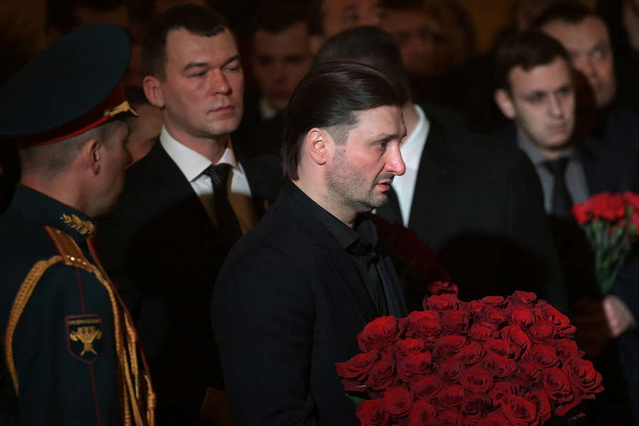 Генеральный директор Большого Московского государственного цирка на&nbsp;проспекте Вернадского Эдгард Запашный (в центре) и губернатор Хабаровского края Михаил Дегтярев (второй слева) на&nbsp;церемонии прощания с&nbsp;руководителем фракции ЛДПР Владимиром Жириновским в&nbsp;Колонном зале Дома Союзов в&nbsp;Москве, 8&nbsp;апреля 2022&nbsp;года