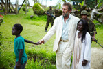 <b>«Мистер Пип» (2012)</b>
<br><br>
Экранизация одноименного бестселлера новозеландского писателя Ллойда Джонса рассказывает о жителях острова Бугенвиль в Тихом океане, оказавшихся в эпицентре гражданской войны. Все белые сбежали с острова в Австралию — кроме чудаковатого мистера Уоттса (Хью Лори), который не может покинуть свою больную жену. Чтобы помочь местным жителям, он открывает на острове школу и читает детям свой любимый роман — «Большие надежды» Чарльза Диккенса.