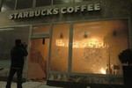 Ночью в городе загорелись здания магазинов, кинотеатров, кафе, банков общим числом более 40, более 150 торговых точек были разграблены.